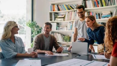 Warum visuelle Inhalte zum wichtigsten Marketing-Werkzeug für Unternehmen werden In der digitalen Welt entscheidet oft der erste Eindruck darüber, ob ein Nutzer bleibt oder weiterscrollt. Unternehmen stehen heute vor einer enormen Herausforderung: Die Aufmerksamkeitsspanne der Menschen wird immer kürzer, während die Menge an online verfügbaren Inhalten ständig wächst. Genau hier kommen visuelle Inhalte ins Spiel. Bilder, Videos, Infografiken und Animationen sind längst mehr als nur dekorative Elemente – sie sind zu einem der wichtigsten Marketinginstrumente geworden. Studien zeigen, dass Menschen visuelle Informationen deutlich schneller verarbeiten als reinen Text. Laut Forschung von MIT kann das menschliche Gehirn Bilder in nur etwa 13 Millisekunden erfassen. Kein Wunder also, dass Marken zunehmend auf visuelle Strategien setzen, um ihre Botschaften effektiver zu vermitteln. Gerade im Social-Media-Marketing spielen visuelle Inhalte eine entscheidende Rolle. Plattformen wie Instagram, TikTok und YouTube sind komplett visuell geprägt. Selbst auf LinkedIn und Facebook performen Beiträge mit visuellen Elementen deutlich besser. Viele Unternehmen nutzen daher Tools wie einen Video Editor für Social Media, um schnell ansprechende Clips, Reels oder Stories zu erstellen, die Aufmerksamkeit generieren und Engagement fördern. Die Macht der visuellen Kommunikation Visuelle Inhalte sprechen Menschen auf eine intuitive Weise an. Während Text oft bewusst gelesen und verarbeitet werden muss, können Bilder Emotionen sofort auslösen. Genau das macht sie im Marketing so wertvoll. Ein gutes Bild oder Video kann: komplexe Informationen verständlich erklären Emotionen transportieren Vertrauen aufbauen die Markenidentität stärken Besonders bei erklärungsbedürftigen Produkten oder Dienstleistungen können visuelle Inhalte komplizierte Sachverhalte stark vereinfachen. Ein kurzes Erklärvideo kann manchmal mehr bewirken als mehrere Seiten Text. Ein Beispiel dafür sind Technologieunternehmen, die neue Software oder Apps vorstellen. Statt lange Beschreibungen zu veröffentlichen, nutzen sie kurze Produktvideos oder animierte Tutorials. Diese zeigen direkt, wie das Produkt funktioniert – und sparen dem Nutzer Zeit. Höhere Engagement-Raten durch Bilder und Videos Ein weiterer Grund für die steigende Bedeutung visueller Inhalte liegt in ihrem Einfluss auf das Engagement. Beiträge mit Bildern oder Videos erzielen deutlich mehr Interaktionen als reine Textposts. Einige interessante Zahlen dazu: Tweets mit Bildern erhalten laut Twitter-Analyse rund 150 % mehr Retweets. Facebook-Posts mit visuellen Elementen generieren im Durchschnitt 2,3-mal mehr Engagement. Videoinhalte können laut HubSpot die Conversion-Rate einer Landingpage um bis zu 80 % erhöhen. Diese Zahlen zeigen klar: Visuelle Inhalte erhöhen nicht nur die Aufmerksamkeit, sondern auch die Wahrscheinlichkeit, dass Nutzer reagieren, kommentieren oder eine Handlung ausführen. Gerade kurze Videos sind besonders effektiv, weil sie schnell konsumiert werden können. In einer Zeit, in der viele Nutzer Inhalte unterwegs auf dem Smartphone anschauen, sind kurze, visuelle Botschaften ideal. Storytelling: Marken emotional erlebbar machen Marketing funktioniert am besten, wenn es Geschichten erzählt. Visuelle Inhalte sind ein perfektes Werkzeug, um genau das zu tun. Ein gutes Beispiel dafür sind Marken wie Nike oder Apple. Beide Unternehmen nutzen visuelle Kampagnen, um nicht nur Produkte zu zeigen, sondern ganze Geschichten zu erzählen. Dabei geht es um Inspiration, Lifestyle und Emotionen. Ein kurzes Video über einen Athleten, der ein Ziel erreicht, kann stärker wirken als jede Produktbeschreibung. Der Zuschauer verbindet das Gefühl des Erfolgs automatisch mit der Marke. Dieses sogenannte visuelle Storytelling hilft Unternehmen dabei: eine emotionale Bindung zu Kunden aufzubauen ihre Markenwerte zu vermitteln eine stärkere Markenidentität zu entwickeln Gerade jüngere Zielgruppen reagieren besonders positiv auf solche Inhalte. Visuelle Inhalte verbessern die SEO-Performance Viele Unternehmen unterschätzen einen weiteren Vorteil: Visuelle Inhalte können auch die Suchmaschinenoptimierung (SEO) verbessern. Suchmaschinen wie Google berücksichtigen mittlerweile verschiedene Nutzersignale, darunter: Verweildauer auf einer Seite Interaktionsrate Scroll-Verhalten Videos, Bilder oder Infografiken erhöhen oft die Zeit, die Besucher auf einer Seite verbringen. Wenn Nutzer länger bleiben und mit dem Inhalt interagieren, wertet Google das als positives Signal. Darüber hinaus können visuelle Inhalte selbst in der Suche erscheinen. Beispiele dafür sind: Google Bilder-Suche Video-Suchergebnisse Featured Snippets mit Infografiken Unternehmen können dadurch zusätzliche Traffic-Quellen erschließen. Visuelle Inhalte stärken die Markenwahrnehmung Eine starke visuelle Identität ist entscheidend für den Wiedererkennungswert einer Marke. Farben, Schriftarten, Bildstile und Layouts tragen dazu bei, dass Nutzer eine Marke sofort erkennen. Denken Sie beispielsweise an Unternehmen wie Coca-Cola oder Airbnb. Schon wenige visuelle Elemente reichen aus, um ihre Markenidentität zu erkennen. Wenn Unternehmen konsequent visuelle Inhalte einsetzen, können sie: ihre Marke klar positionieren Vertrauen bei Kunden aufbauen sich von Wettbewerbern unterscheiden Gerade in stark umkämpften Märkten kann eine klare visuelle Strategie einen entscheidenden Wettbewerbsvorteil darstellen. Der Trend geht eindeutig zu Video Während Bilder weiterhin wichtig bleiben, entwickelt sich Video zum dominierenden Format im digitalen Marketing. Laut Cisco werden Videos bereits über 80 % des gesamten Internet-Traffics ausmachen. Plattformen wie TikTok, Instagram Reels oder YouTube Shorts zeigen, wie stark die Nachfrage nach kurzen Videoinhalten gestiegen ist. Unternehmen setzen deshalb verstärkt auf: kurze Social-Media-Videos Produkt-Demos Behind-the-Scenes-Clips Kunden-Testimonials Diese Formate wirken authentisch und können schnell produziert werden. Fazit Visuelle Inhalte haben sich von einem optionalen Marketingelement zu einem zentralen Bestandteil moderner Marketingstrategien entwickelt. Sie helfen Unternehmen dabei, Aufmerksamkeit zu gewinnen, komplexe Informationen verständlich zu vermitteln und emotionale Verbindungen zu ihren Zielgruppen aufzubauen. Ob Bilder, Infografiken oder Videos – visuelle Inhalte steigern das Engagement, verbessern die SEO-Performance und stärken die Markenidentität. Gleichzeitig passen sie perfekt zu den heutigen Konsumgewohnheiten der Nutzer, die Inhalte schnell und mobil konsumieren. Für Unternehmen bedeutet das: Wer in der digitalen Welt sichtbar bleiben möchte, sollte visuelle Inhalte nicht nur gelegentlich einsetzen, sondern sie zu einem festen Bestandteil seiner Marketingstrategie machen.