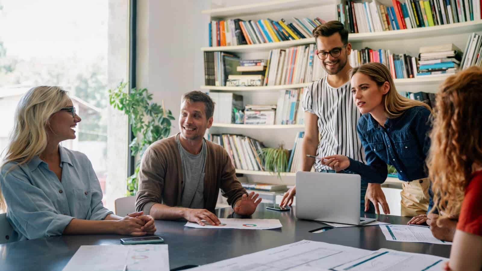 Warum visuelle Inhalte zum wichtigsten Marketing-Werkzeug für Unternehmen werden In der digitalen Welt entscheidet oft der erste Eindruck darüber, ob ein Nutzer bleibt oder weiterscrollt. Unternehmen stehen heute vor einer enormen Herausforderung: Die Aufmerksamkeitsspanne der Menschen wird immer kürzer, während die Menge an online verfügbaren Inhalten ständig wächst. Genau hier kommen visuelle Inhalte ins Spiel. Bilder, Videos, Infografiken und Animationen sind längst mehr als nur dekorative Elemente – sie sind zu einem der wichtigsten Marketinginstrumente geworden. Studien zeigen, dass Menschen visuelle Informationen deutlich schneller verarbeiten als reinen Text. Laut Forschung von MIT kann das menschliche Gehirn Bilder in nur etwa 13 Millisekunden erfassen. Kein Wunder also, dass Marken zunehmend auf visuelle Strategien setzen, um ihre Botschaften effektiver zu vermitteln. Gerade im Social-Media-Marketing spielen visuelle Inhalte eine entscheidende Rolle. Plattformen wie Instagram, TikTok und YouTube sind komplett visuell geprägt. Selbst auf LinkedIn und Facebook performen Beiträge mit visuellen Elementen deutlich besser. Viele Unternehmen nutzen daher Tools wie einen Video Editor für Social Media, um schnell ansprechende Clips, Reels oder Stories zu erstellen, die Aufmerksamkeit generieren und Engagement fördern. Die Macht der visuellen Kommunikation Visuelle Inhalte sprechen Menschen auf eine intuitive Weise an. Während Text oft bewusst gelesen und verarbeitet werden muss, können Bilder Emotionen sofort auslösen. Genau das macht sie im Marketing so wertvoll. Ein gutes Bild oder Video kann: komplexe Informationen verständlich erklären Emotionen transportieren Vertrauen aufbauen die Markenidentität stärken Besonders bei erklärungsbedürftigen Produkten oder Dienstleistungen können visuelle Inhalte komplizierte Sachverhalte stark vereinfachen. Ein kurzes Erklärvideo kann manchmal mehr bewirken als mehrere Seiten Text. Ein Beispiel dafür sind Technologieunternehmen, die neue Software oder Apps vorstellen. Statt lange Beschreibungen zu veröffentlichen, nutzen sie kurze Produktvideos oder animierte Tutorials. Diese zeigen direkt, wie das Produkt funktioniert – und sparen dem Nutzer Zeit. Höhere Engagement-Raten durch Bilder und Videos Ein weiterer Grund für die steigende Bedeutung visueller Inhalte liegt in ihrem Einfluss auf das Engagement. Beiträge mit Bildern oder Videos erzielen deutlich mehr Interaktionen als reine Textposts. Einige interessante Zahlen dazu: Tweets mit Bildern erhalten laut Twitter-Analyse rund 150 % mehr Retweets. Facebook-Posts mit visuellen Elementen generieren im Durchschnitt 2,3-mal mehr Engagement. Videoinhalte können laut HubSpot die Conversion-Rate einer Landingpage um bis zu 80 % erhöhen. Diese Zahlen zeigen klar: Visuelle Inhalte erhöhen nicht nur die Aufmerksamkeit, sondern auch die Wahrscheinlichkeit, dass Nutzer reagieren, kommentieren oder eine Handlung ausführen. Gerade kurze Videos sind besonders effektiv, weil sie schnell konsumiert werden können. In einer Zeit, in der viele Nutzer Inhalte unterwegs auf dem Smartphone anschauen, sind kurze, visuelle Botschaften ideal. Storytelling: Marken emotional erlebbar machen Marketing funktioniert am besten, wenn es Geschichten erzählt. Visuelle Inhalte sind ein perfektes Werkzeug, um genau das zu tun. Ein gutes Beispiel dafür sind Marken wie Nike oder Apple. Beide Unternehmen nutzen visuelle Kampagnen, um nicht nur Produkte zu zeigen, sondern ganze Geschichten zu erzählen. Dabei geht es um Inspiration, Lifestyle und Emotionen. Ein kurzes Video über einen Athleten, der ein Ziel erreicht, kann stärker wirken als jede Produktbeschreibung. Der Zuschauer verbindet das Gefühl des Erfolgs automatisch mit der Marke. Dieses sogenannte visuelle Storytelling hilft Unternehmen dabei: eine emotionale Bindung zu Kunden aufzubauen ihre Markenwerte zu vermitteln eine stärkere Markenidentität zu entwickeln Gerade jüngere Zielgruppen reagieren besonders positiv auf solche Inhalte. Visuelle Inhalte verbessern die SEO-Performance Viele Unternehmen unterschätzen einen weiteren Vorteil: Visuelle Inhalte können auch die Suchmaschinenoptimierung (SEO) verbessern. Suchmaschinen wie Google berücksichtigen mittlerweile verschiedene Nutzersignale, darunter: Verweildauer auf einer Seite Interaktionsrate Scroll-Verhalten Videos, Bilder oder Infografiken erhöhen oft die Zeit, die Besucher auf einer Seite verbringen. Wenn Nutzer länger bleiben und mit dem Inhalt interagieren, wertet Google das als positives Signal. Darüber hinaus können visuelle Inhalte selbst in der Suche erscheinen. Beispiele dafür sind: Google Bilder-Suche Video-Suchergebnisse Featured Snippets mit Infografiken Unternehmen können dadurch zusätzliche Traffic-Quellen erschließen. Visuelle Inhalte stärken die Markenwahrnehmung Eine starke visuelle Identität ist entscheidend für den Wiedererkennungswert einer Marke. Farben, Schriftarten, Bildstile und Layouts tragen dazu bei, dass Nutzer eine Marke sofort erkennen. Denken Sie beispielsweise an Unternehmen wie Coca-Cola oder Airbnb. Schon wenige visuelle Elemente reichen aus, um ihre Markenidentität zu erkennen. Wenn Unternehmen konsequent visuelle Inhalte einsetzen, können sie: ihre Marke klar positionieren Vertrauen bei Kunden aufbauen sich von Wettbewerbern unterscheiden Gerade in stark umkämpften Märkten kann eine klare visuelle Strategie einen entscheidenden Wettbewerbsvorteil darstellen. Der Trend geht eindeutig zu Video Während Bilder weiterhin wichtig bleiben, entwickelt sich Video zum dominierenden Format im digitalen Marketing. Laut Cisco werden Videos bereits über 80 % des gesamten Internet-Traffics ausmachen. Plattformen wie TikTok, Instagram Reels oder YouTube Shorts zeigen, wie stark die Nachfrage nach kurzen Videoinhalten gestiegen ist. Unternehmen setzen deshalb verstärkt auf: kurze Social-Media-Videos Produkt-Demos Behind-the-Scenes-Clips Kunden-Testimonials Diese Formate wirken authentisch und können schnell produziert werden. Fazit Visuelle Inhalte haben sich von einem optionalen Marketingelement zu einem zentralen Bestandteil moderner Marketingstrategien entwickelt. Sie helfen Unternehmen dabei, Aufmerksamkeit zu gewinnen, komplexe Informationen verständlich zu vermitteln und emotionale Verbindungen zu ihren Zielgruppen aufzubauen. Ob Bilder, Infografiken oder Videos – visuelle Inhalte steigern das Engagement, verbessern die SEO-Performance und stärken die Markenidentität. Gleichzeitig passen sie perfekt zu den heutigen Konsumgewohnheiten der Nutzer, die Inhalte schnell und mobil konsumieren. Für Unternehmen bedeutet das: Wer in der digitalen Welt sichtbar bleiben möchte, sollte visuelle Inhalte nicht nur gelegentlich einsetzen, sondern sie zu einem festen Bestandteil seiner Marketingstrategie machen.